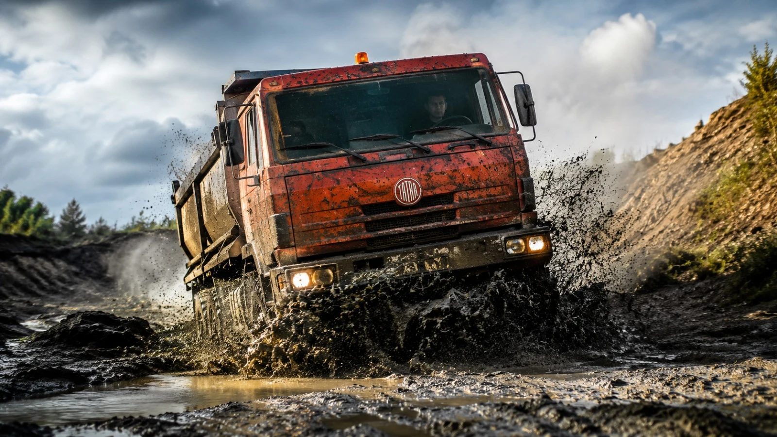 Nákladní Tatra 815 brodící se blátem v terénu při off-road zážitku - zážitkové jízdy 2026 - fman.cz