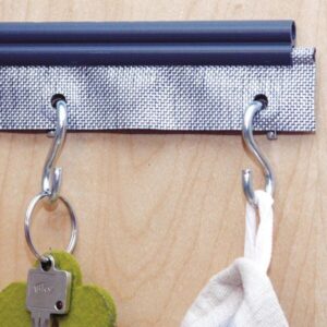 Multifunkční kedrový držák Hindermann s oky pro zavěšení S-háčků