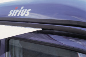 Okap s kedrovou drážkou Reimo Multirail pro VW T4/T5/T6